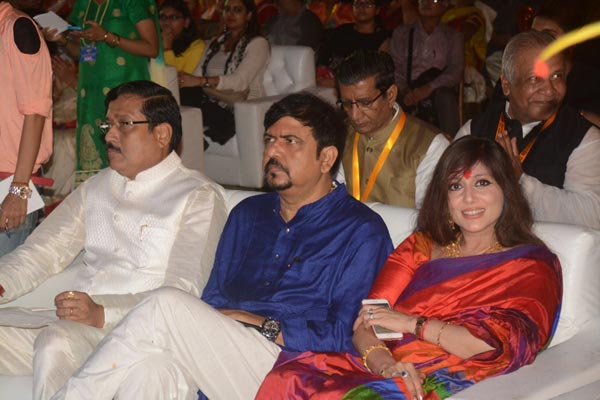 60-feet-tall Ravana burnt on Dussehra in Kolkata's Salt Lake