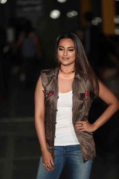 Sonakshi, Arjun, Varun scorch ramp at Lakme Fashion Week