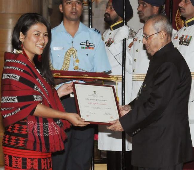 Pranab Mukherjee presenting the Nari Shakti Puruskars for the year 2016 to Chhanv Foundation