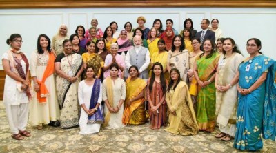  Narendra Modi with the recipients of Nari Shakti Puraskar 2016