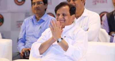 In another hint of a JDU split, Sharad Yadav congratulates Ahmed Patel