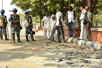 Kolkata Police lathicharge protesters, many injured