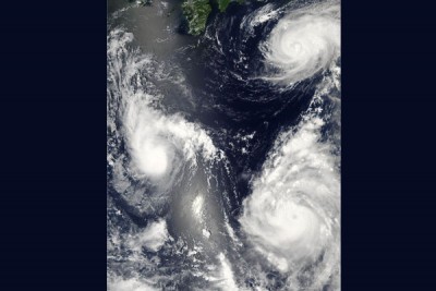 Powerful typhoon barrels into Hong Kong, forces a closure 