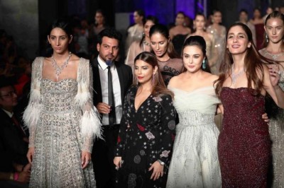 Preity Zinta walks ramp for designer Falguni Shane Peacock in Lakme Fashion Week