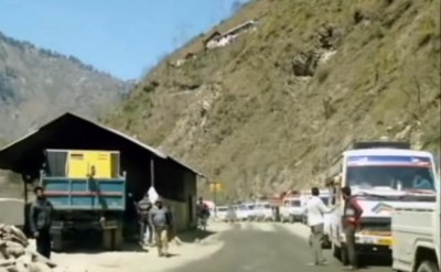 J&K: Heavy snowfall forces closure of Srinagar-Jammu highway 