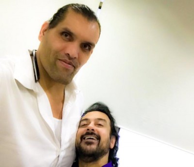 Adnan Sami meets Great Khali at airport 