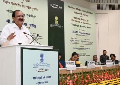 Vice President confers National Awards for Excellence in Journalism 