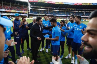 Third T20 International: England win toss, opt to field