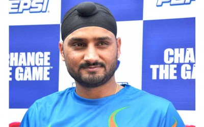 Harbhajan Singh slams Jet Airways pilot for being 'racist'