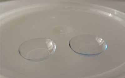 UK : 27 contact lenses found in woman's eye