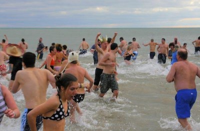 Toronto people dip in cold waters of Lake Ontario for good cause