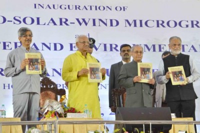 Pranab Mukherjee receives books â€˜Jnan, a-Janan and Bijnan: Popper-er Jnantattaâ€™, â€˜Samudra Banijjer Prekshite Sthala Banijjya, Bharat Mahasagar Anchal, 1500-1800â€™ 