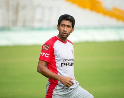 Wriddhiman Saha takes stunning catch during IPL match between KXIP-RCB