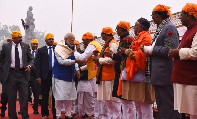 Narendra Modi being welcomed by the Chief Minister of Bihar