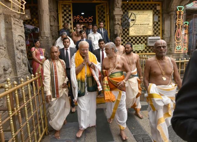 Narendra Modi being welcomed by the Governor of Andhra Pradesh and Telangana