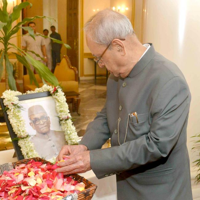  Pranab Mukherjee being felicitated at the presentation of Dr. Malati Allen Noble Award, Dr. Sarkar Allen Mahatma Mahnemann Award and Dr. Sarkar Allen Swamiji Award instituted by the Dr. Malati Allen Charitable Trust,