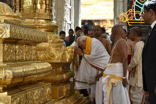 Narendra Modi being welcomed by the Governor of Andhra Pradesh and Telangana