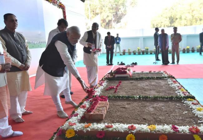 Narendra Modi performing the â€œBhumi Pujanâ€