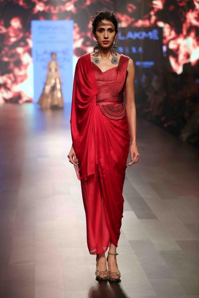 Esha Gupta sizzles ramp on third day of Lakme Fashion Week