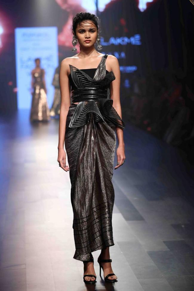 Esha Gupta sizzles ramp on third day of Lakme Fashion Week