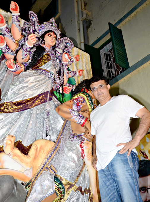 Sourav Ganguly along with his wife and daughter bid adieu to Goddess Durga in Kolkata