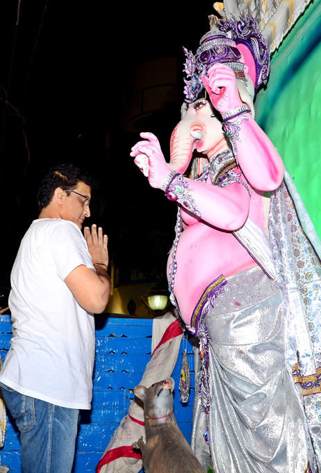 Sourav Ganguly along with his wife and daughter bid adieu to Goddess Durga in Kolkata