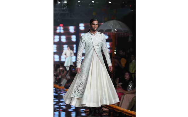 Sonam Kapoor walks down ramp for Abu Jani and Sandeep Khosla 