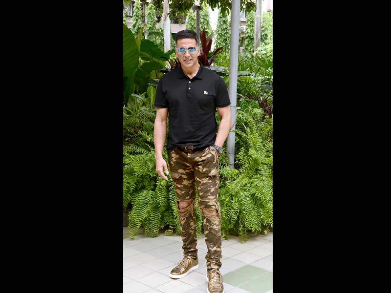 Akshay Kumar, Mouni Roy promote Gold in Kolkata