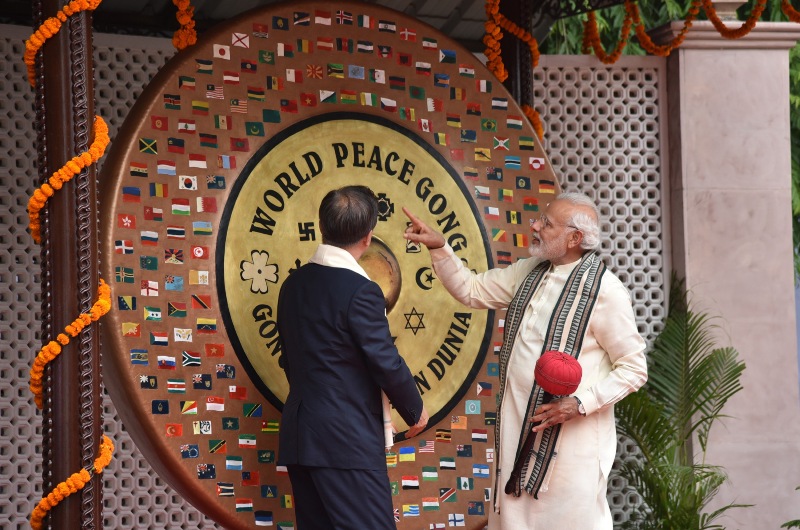 Narendra Modi, Moon Jae-in visit  World Peace Gong 