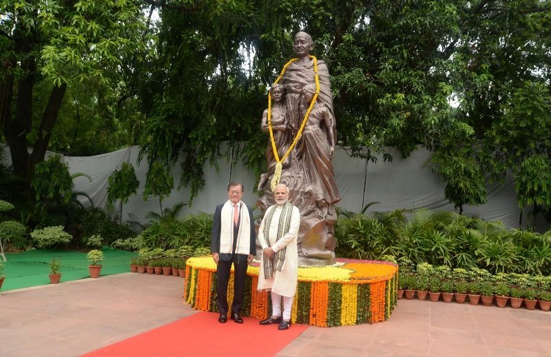 Narendra Modi, Moon Jae-in visit  World Peace Gong 