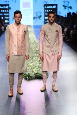 LFW: Sania Mirza walks down the ramp for  Anushree Reddy