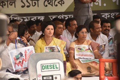 Kolkata: TMC protest against fuel price hike