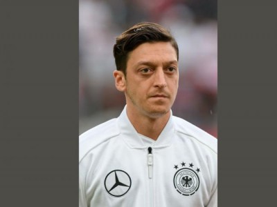 Bayern chief Uli Hoeness slams Ozil after his retirement
