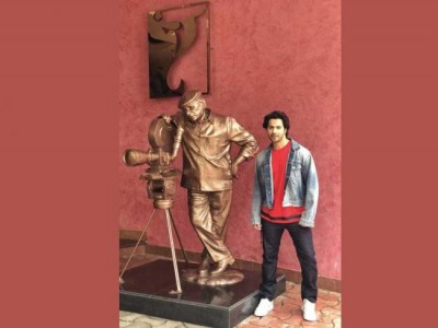 Varun Dhawan poses with Yash Chopra's statue, shares image on social media