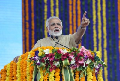 PM witnesses collective e-Gruhpravesh of beneficiaries of PMAY in Gujarat