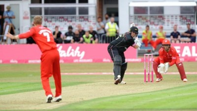 Mark Cosgrove extends contract with Leicestershire  