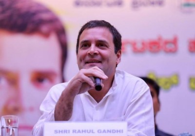 Congress chief Rahul Gandhi meets Karunanidhi in hospital