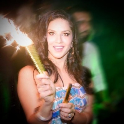 Sunny Leone enjoys Sunday with firecrackers