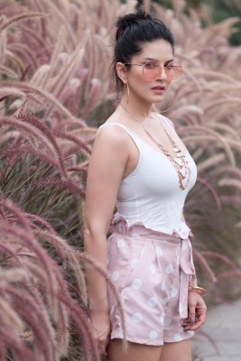 Sunny Leone posts cute image wearing a stylish sunglass