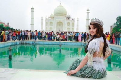Urvashi Rautela poses with Taj Mahal