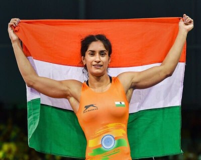 President Ram Nath Kovind congratulates wrestler Vinesh Phogat for winning Asian Games gold