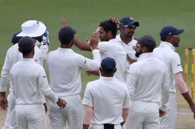 Rahul, Vijay steady ship after Parthiv's dismissal