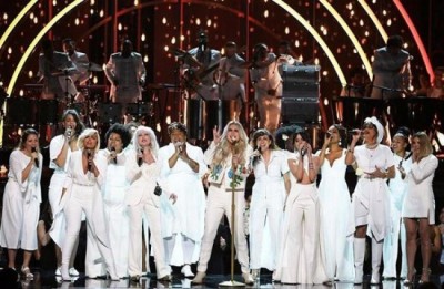 Grammys 2018: White rose steals the show