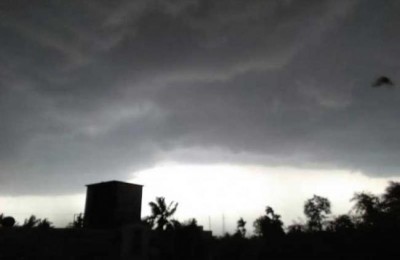 Kolkata youth killed in lightning strike; fiancÃ© seriously injured
