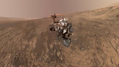 Mount Sharp 'photobombs' Mars Curiosity Rover
