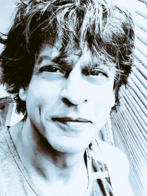 After apologising, Shah Rukh Khan now smiles upon Dinesh Karthik's request