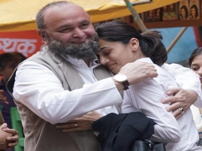 Taapsee Pannu hugs Rishi Kapoor after watching their film Mulk