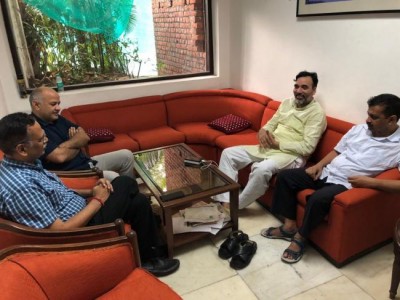 IAS officers in Delhi deny being on strike as Kejriwal continues sit-in