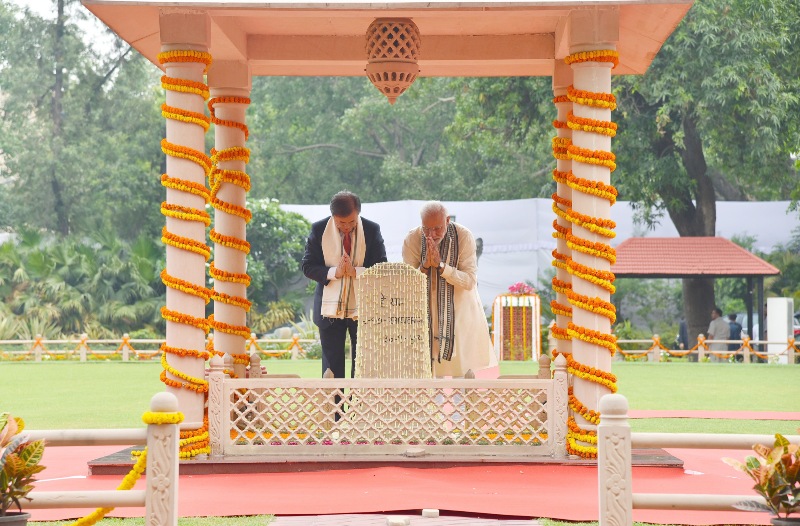 Narendra Modi, Moon Jae-in visit  World Peace Gong 
