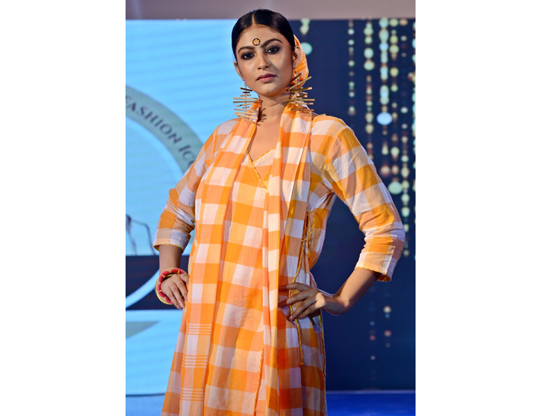 Retro Metro fashion show celebrates Prosenjit Chatterjee's birthday